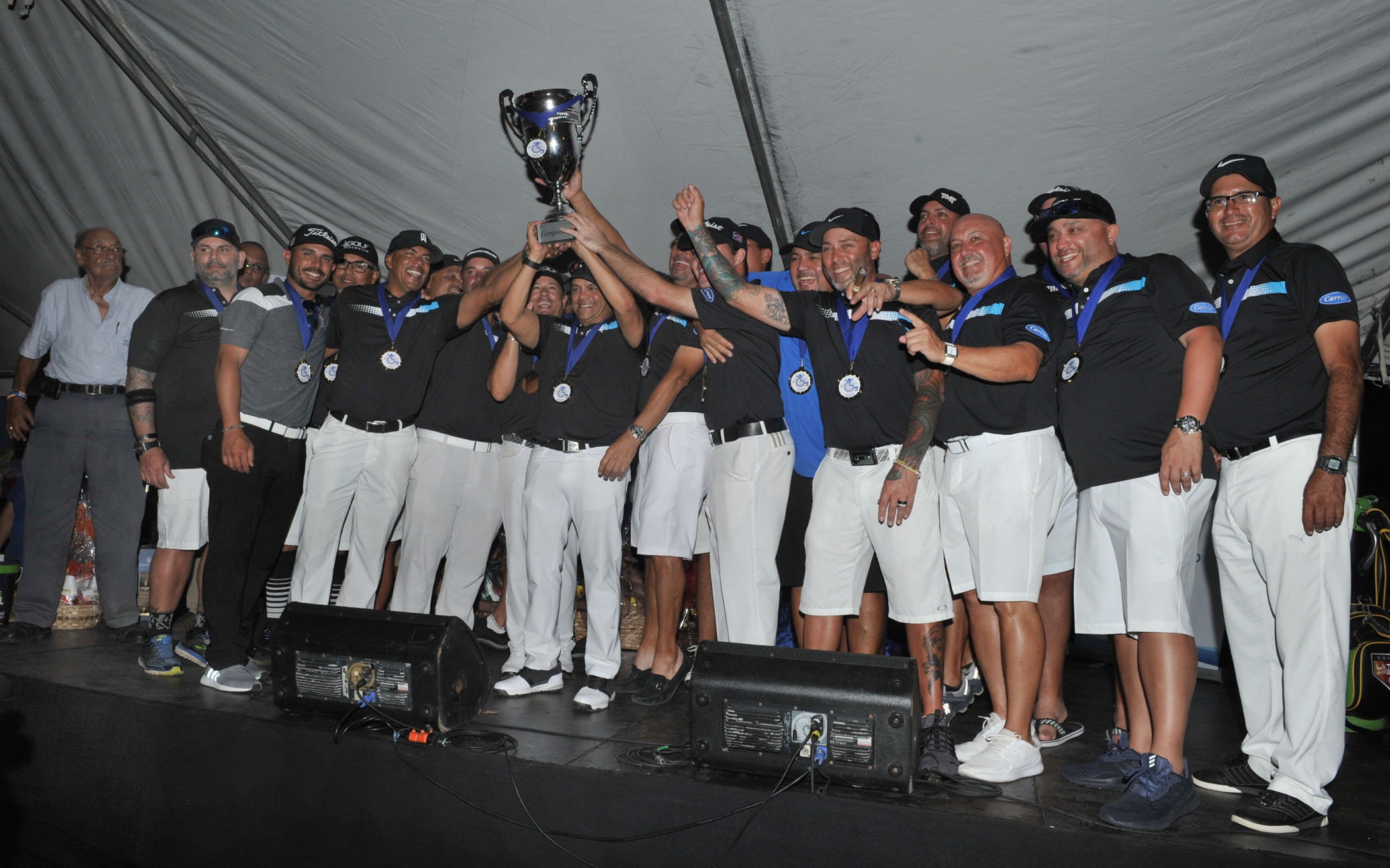 Equipo campeón celebrando con el trofeo