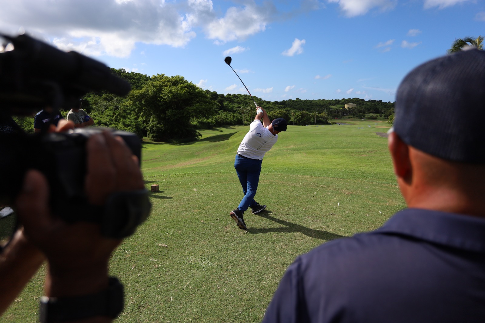 Golfista ejecutando un tiro durante la Copa Jíbara