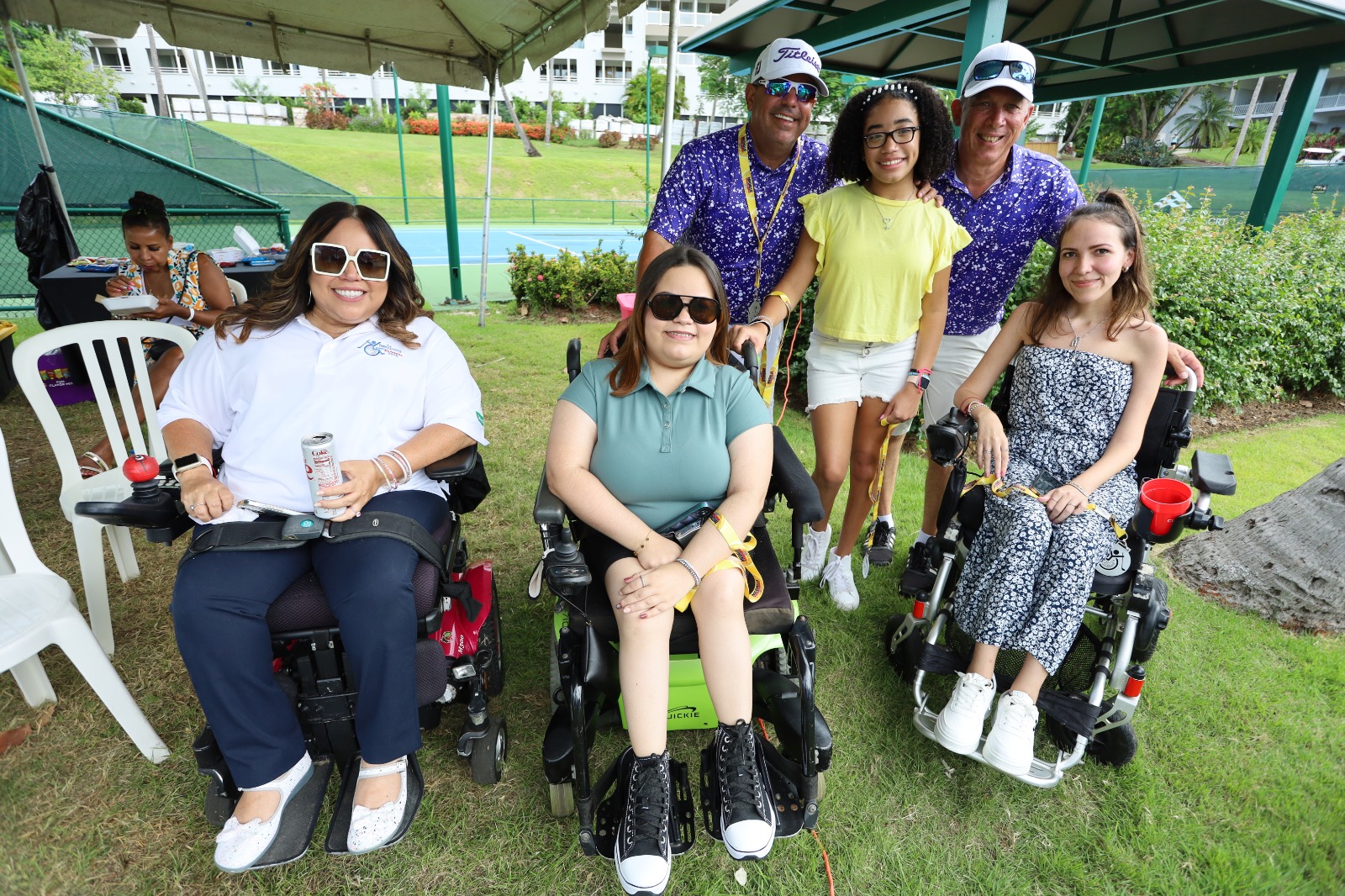Participantes de SOMOS compartiendo con golfistas